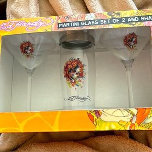 Ed Hardy set of glass shaker with 2 Martini Glasses 🍸